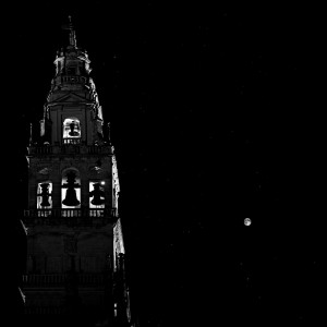 torre mezquita nocturna